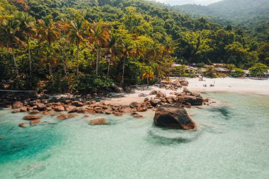 Büyük ada Ilha Grande aventureiro plajı Angra dos Reis, Rio de Janeiro, Brezilya. Yüksek kalite fotoğraf. Full Island turu Drone hava görüntüsü