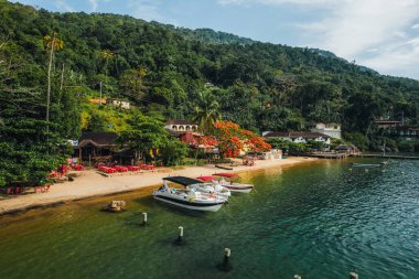 Büyük ada Ilha Grande Abraao plajı Angra dos Reis, Rio de Janeiro, Brezilya. San Antonio Sahili Praia San Antonio Lopes Mendes Plajı. 