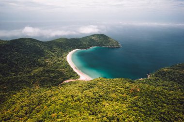 Büyük ada Ilha Grande Abraao plajı Angra dos Reis, Rio de Janeiro, Brezilya. Yüksek kaliteli tropikal plaj iklimi, güzel hava dronu fotoğrafı.