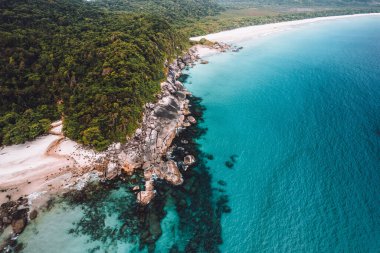 Büyük ada Ilha Grande Abraao plajı Angra dos Reis, Rio de Janeiro, Brezilya. San Antonio Sahili Praia San Antonio Lopes Mendes Plajı. 