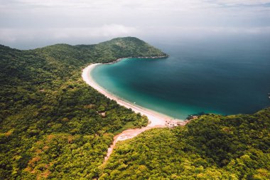 Büyük ada Ilha Grande Abraao plajı Angra dos Reis, Rio de Janeiro, Brezilya. Yüksek kaliteli tropikal plaj iklimi, güzel hava dronu fotoğrafı.