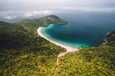 Büyük ada Ilha Grande Abraao plajı Angra dos Reis, Rio de Janeiro, Brezilya. Yüksek kaliteli tropikal plaj iklimi, güzel hava dronu fotoğrafı.