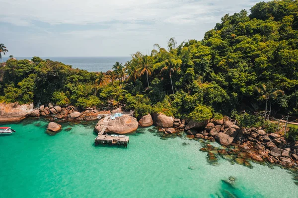 Büyük ada Ilha Grande aventureiro plajı Angra dos Reis, Rio de Janeiro, Brezilya. Yüksek kalite fotoğraf. Full Island turu Drone hava görüntüsü