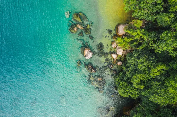 Büyük ada Ilha Grande Abraao plajı Angra dos Reis, Rio de Janeiro, Brezilya. San Antonio Sahili Praia San Antonio Lopes Mendes Plajı. 