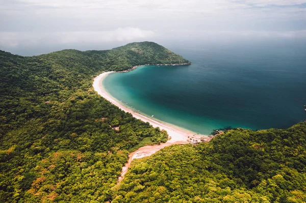 Büyük ada Ilha Grande Abraao plajı Angra dos Reis, Rio de Janeiro, Brezilya. Yüksek kaliteli tropikal plaj iklimi, güzel hava dronu fotoğrafı.