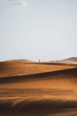 Sahra Çölü Merzouga Çölü 'nde yalnız yürüyen Fas' lı. Yüksek kalite fotoğraf