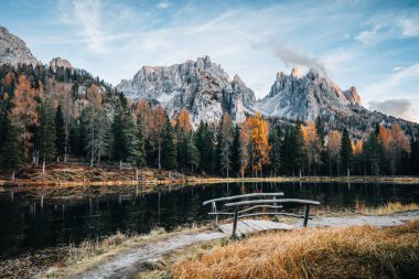 İtalya 'nın Dolomitler bölgesinde Lago ve Antorno Gölü' nün sonbahar renkleri ve köprü. Yüksek kalite fotoğraf