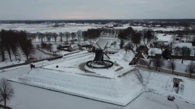 Hollanda 'nın kardaki Burtange Kalesi' nin tam HD hava aracı görüntüleri. Yüksek kaliteli FullHD görüntüler