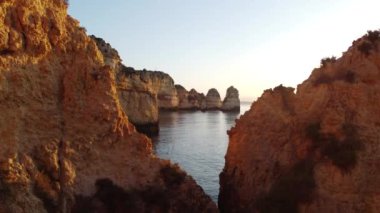 Algarve Faro Portekiz 'deki Ponta de Piedade' nin tam HD Hava Aracı Gün Doğumu manzarası. Yüksek kaliteli FullHD görüntüler