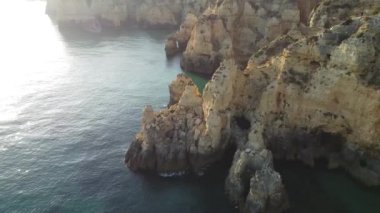 Algarve Faro Portekiz 'deki Ponta de Piedade' nin tam HD Hava Aracı Gün Doğumu manzarası. Yüksek kaliteli FullHD görüntüler