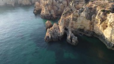 Algarve Faro Portekiz 'deki Ponta de Piedade' nin tam HD Hava Aracı Gün Doğumu manzarası. Yüksek kaliteli FullHD görüntüler
