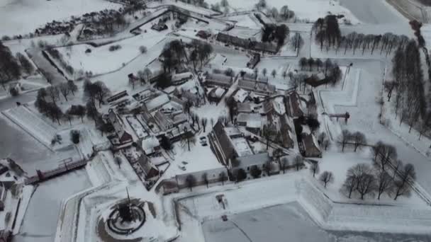 雪の中で要塞町BurtangeのフルHd空中ドローン映像オランダ 高品質のフルHd映像 — ストック動画