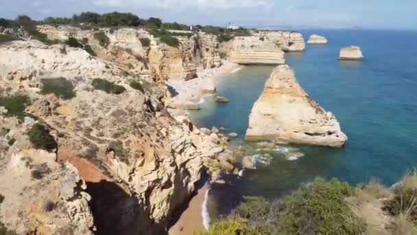 Full Aerial Drone Video View Praia Marinha Algarve Portugal Англійською — стокове відео