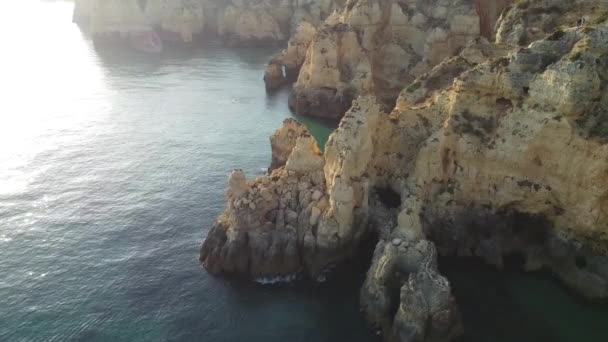在葡萄牙阿尔加维法罗的Ponta Piedade的全景Hd Aerial Drone Sunrise日落 优质Fullhd影片 — 图库视频影像