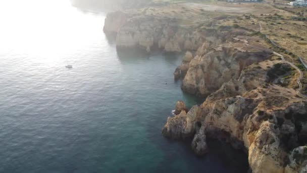 在葡萄牙阿尔加维法罗的Ponta Piedade的全景Hd Aerial Drone Sunrise日落 优质Fullhd影片 — 图库视频影像
