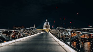 Londra 'da geceleri St Pauls Katedrali' nde uzun süre ışık alan İngiltere Birleşik Krallığı. Yüksek kalite fotoğraf