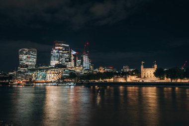 Gece boyunca Londra 'nın iş bölgesinde İngiltere' ye uzun süre maruz kaldık. Yüksek kalite fotoğraf
