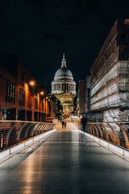 Londra 'da geceleri St Pauls Katedrali' nde uzun süre ışık alan İngiltere Birleşik Krallığı. Yüksek kalite fotoğraf