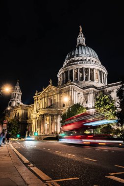 Londra 'da geceleri St Pauls Katedrali' nde uzun süre ışık alan İngiltere Birleşik Krallığı. Yüksek kalite fotoğraf