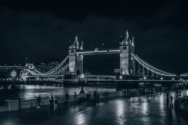 ロンドンのテムズ川にかかるロンドン橋は ライトトレイルの長い露出で夜になります 高品質の写真 イギリス — ストック写真