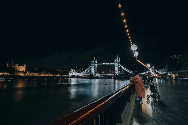 Londra Köprüsü Londra Daki Thames Üzerinde Gece Boyunca Işık Altında — Stok fotoğraf