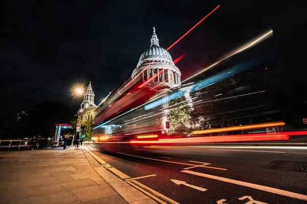 Katedra Pawła Londynie Nocą Lekkimi Ścieżkami Długa Ekspozycja Anglia Zjednoczone — Zdjęcie stockowe