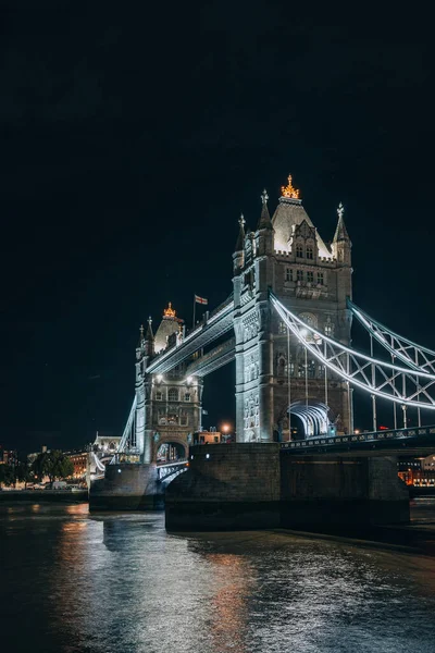 Londra Köprüsü Londra Daki Thames Üzerinde Gece Boyunca Işık Altında — Stok fotoğraf