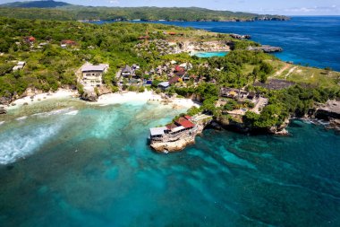 Nusa Lembongan Ceningan Bali Endonezya kıyı şeridinin insansız hava aracı fotoğrafı. Yüksek kalite fotoğraf