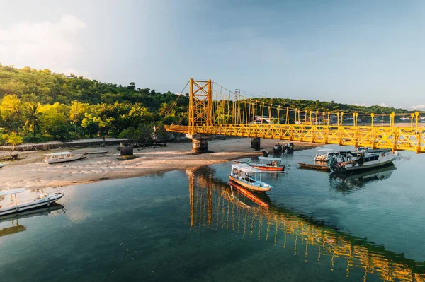 Ünlü sarı köprü Nusa Lembongan Nusa Ceningan Bali Endonezya Drone. Yüksek kalite fotoğraf