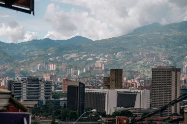 Comuna 13 sokaklarında fotoğraflar, renkli evler, Medellin, Kolombiya 'da bir mahalle. Yüksek kalite fotoğraf