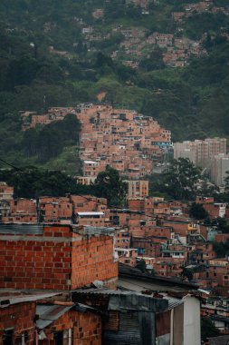 Comuna 13 sokaklarında fotoğraflar, renkli evler, Medellin, Kolombiya 'da bir mahalle. Yüksek kalite fotoğraf