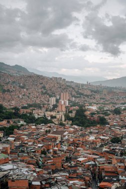 Comuna 13 sokaklarında fotoğraflar, renkli evler, Medellin, Kolombiya 'da bir mahalle. Yüksek kalite fotoğraf