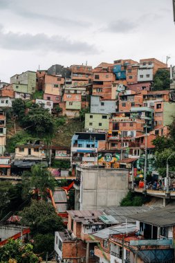 Comuna 13 sokaklarında fotoğraflar, renkli evler, Medellin, Kolombiya 'da bir mahalle. Yüksek kalite fotoğraf