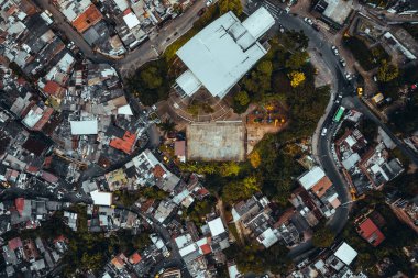 Medellin, Kolombiya 'daki Comuna 13' ün havadan çekilmiş fotoğrafı. Yüksek kalite fotoğraf
