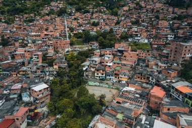 Medellin, Kolombiya 'daki Comuna 13' ün havadan çekilmiş fotoğrafı. Yüksek kalite fotoğraf