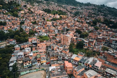 Medellin, Kolombiya 'daki Comuna 13' ün havadan çekilmiş fotoğrafı. Yüksek kalite fotoğraf