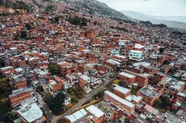 Medellin, Kolombiya 'daki Comuna 13' ün havadan çekilmiş fotoğrafı. Yüksek kalite fotoğraf