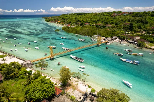 Ünlü sarı köprü Nusa Lembongan Nusa Ceningan Bali Endonezya Drone. Yüksek kalite fotoğraf