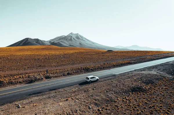 San Pedro Atacama Daki Volcanic Dağlarının Önündeki Araba — Stok fotoğraf