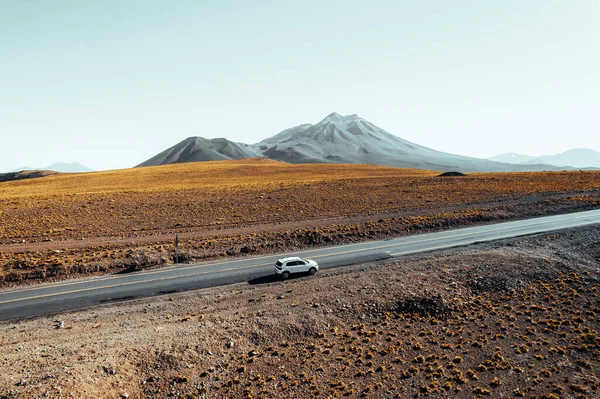 San Pedro Atacama Daki Volcanic Dağlarının Önündeki Araba — Stok fotoğraf