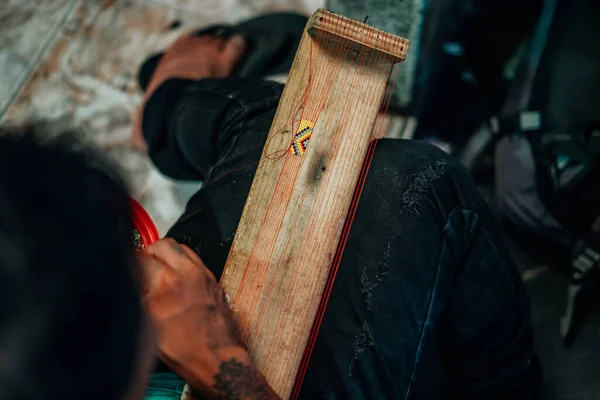 Embera Medellin Yerli Topluluğu Kolombiya 'da Mücevher Yapıyor. Yüksek kalite fotoğraf
