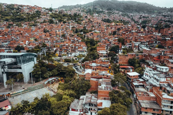Medellin, Kolombiya 'daki Comuna 13' ün havadan çekilmiş fotoğrafı. Yüksek kalite fotoğraf