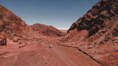 San Pedro de Atacama Çölü Şili 'deki Gökkuşağı Vadisi kırmızı kayaları. Yüksek kaliteli video