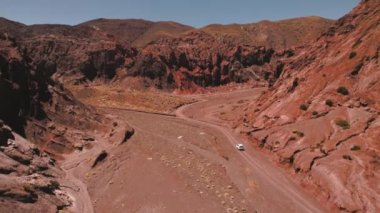 San Pedro de Atacama Çölü Şili 'deki Gökkuşağı Vadisi kırmızı kayaları. Yüksek kaliteli video