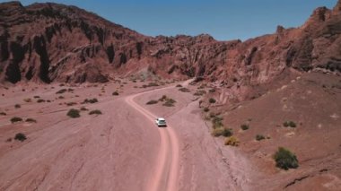 San Pedro de Atacama Çölü Şili 'deki Gökkuşağı Vadisi kırmızı kayaları. Yüksek kaliteli video