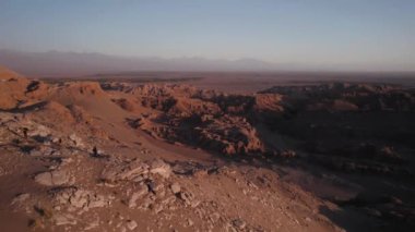Valle de la Luna Ay Vadisi San Pedro de Atacama Çölü 'nün güzel insansız hava aracı manzarası. Yüksek kalite fotoğraf