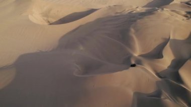 Huacachina, Ica, Peru, Güney Amerika 'da çölün, kum tepelerinin, mitinglerin ve böceklerin 4K hava aracı içeriği. Yüksek kalite 4k görüntü