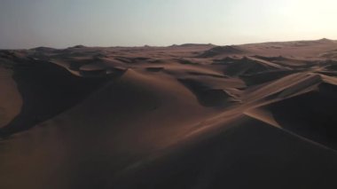 Huacachina, Ica, Peru, Güney Amerika 'da çölün, kum tepelerinin, mitinglerin ve böceklerin 4K hava aracı içeriği. Yüksek kalite 4k görüntü