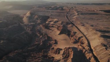 Valle de la Luna Ay Vadisi San Pedro de Atacama Çölü 'nün güzel insansız hava aracı manzarası. Yüksek kalite fotoğraf