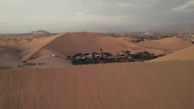 Huacachina, Ica, Peru, Güney Amerika 'da çölün, kum tepelerinin, mitinglerin ve böceklerin 4K hava aracı içeriği. Yüksek kalite 4k görüntü